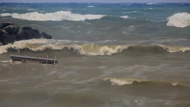 Tempesta Scuotendo Trampolino Galleggiante Con Onde Alte Attraversamento Wind Surf — Video Stock