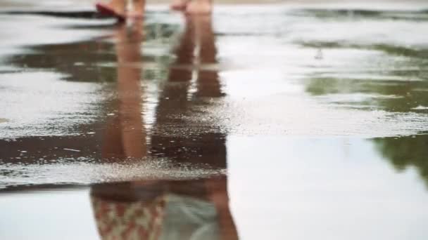 Video Niños Corriendo Jugando Sobre Una Superficie Reflectante Húmeda — Vídeos de Stock