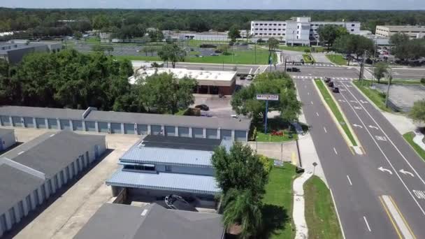 Letecký Let Drone Záběry Majetku Veřejné Skladovací Jednotky Zobrazující Krajinu — Stock video