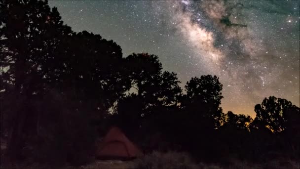 Млечный Путь Движется Ночному Небу Ночном Лагере Национальном Парке Гранд — стоковое видео