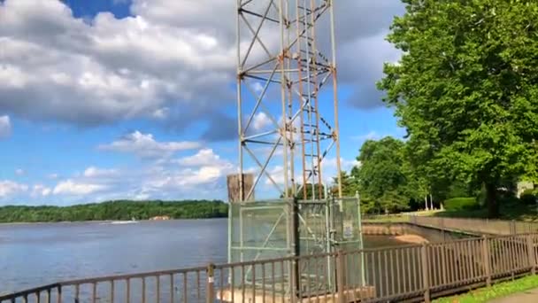 Prachtige Schilderachtige Rivier Toren Pan Omhoog — Stockvideo