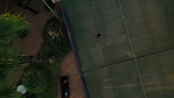 Imágenes Aviones Tripulados Mirando Directamente Una Pista Tenis Lugar Tropical — Vídeo de stock