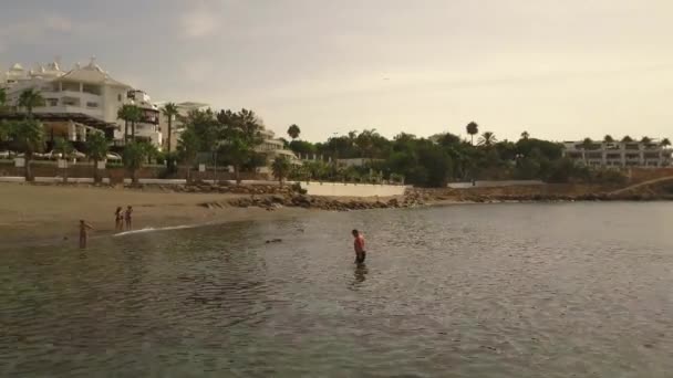 Imágenes Drones Hombre Saliendo Del Agua Tranquila Complejo Frente Playa — Vídeos de Stock