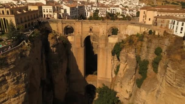 Drohne Fliegt Auf Mittelalterliche Bogenbrücke Spanischer Stadt — Stockvideo