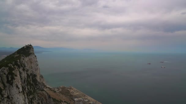 海と港湾都市で船を示すジブラルタルの上からのパノラマビュー — ストック動画