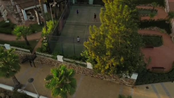 无人机画面显示人们在打网球 然后返回到一个以直布罗陀岩石为背景的度假胜地 — 图库视频影像
