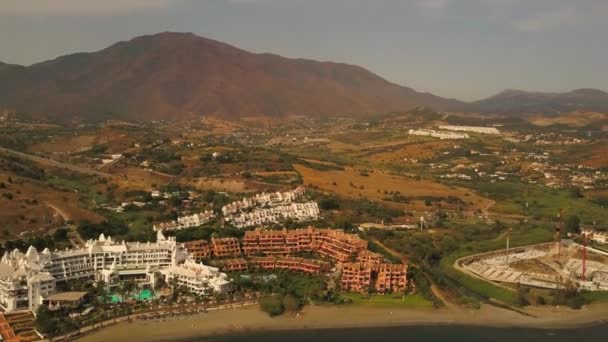 Imágenes Panorámicas Drones Resort Gibraltar Girando Hacia Costa Aguas Abiertas — Vídeos de Stock