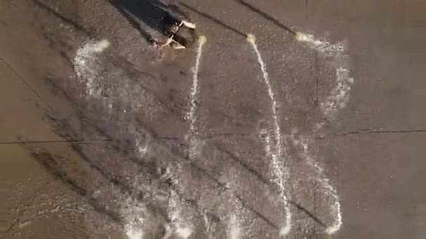 Νεαρό Αγόρι Παίζει Ένα Splash Pad Rising Aerial View — Αρχείο Βίντεο