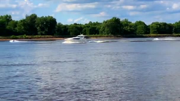 Jet Ski Taunt Tease Cabin Cruiser River — Stock Video