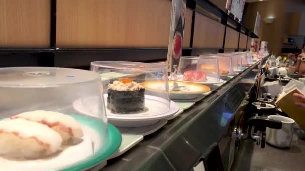 Diferentes Tipos Porção Sushi Enquanto Move Uma Correia Transportadora Dentro — Vídeo de Stock