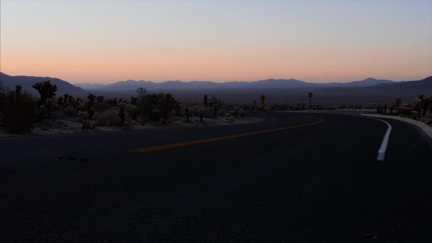 Tiro Nascer Sol Uma Estrada Sinuosa Que Atravessa Deserto — Vídeo de Stock