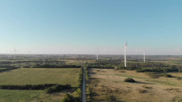 向后飞向有风力发电机的道路 — 图库视频影像