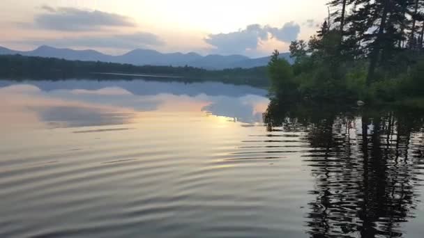 ニューハンプシャー州の湖の白い山の上の夕日 — ストック動画