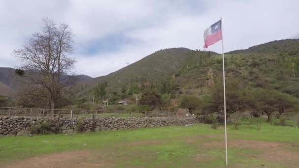 Chilijska Flaga Machająca Polu Pomiędzy Wzgórzami Bandera Chilena — Wideo stockowe