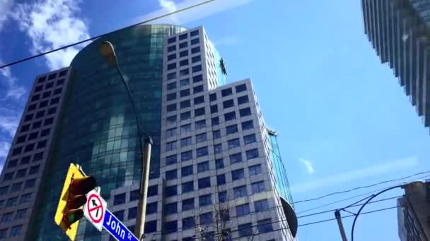 Passagier Pov Van Bewegende Stad Tram Kijkt Omhoog Naar Gebouwen — Stockvideo