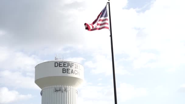 Bandera Estados Unidos Cámara Lenta Ondeando Frente Deerfield Beach Torre — Vídeo de stock