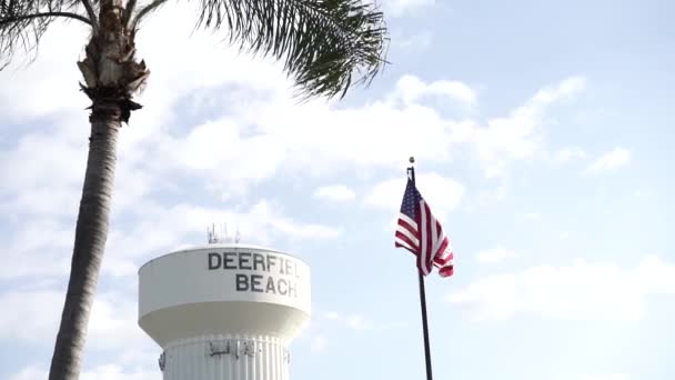 Bandera Estados Unidos Cámara Lenta Ondeando Frente Deerfield Beach Torre — Vídeo de stock