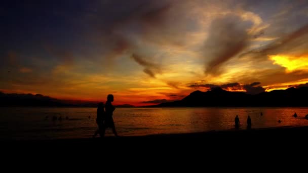 Złoty Zachód Słońca Plaży Podczas Gdy Ludzie Korzystają Morza Timelapse — Wideo stockowe