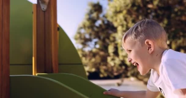 Νεαρό Αγόρι Παίζει Στην Παιδική Χαρά — Αρχείο Βίντεο