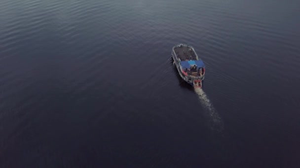 移动的船仍在射击 Riag Ower Daugava — 图库视频影像