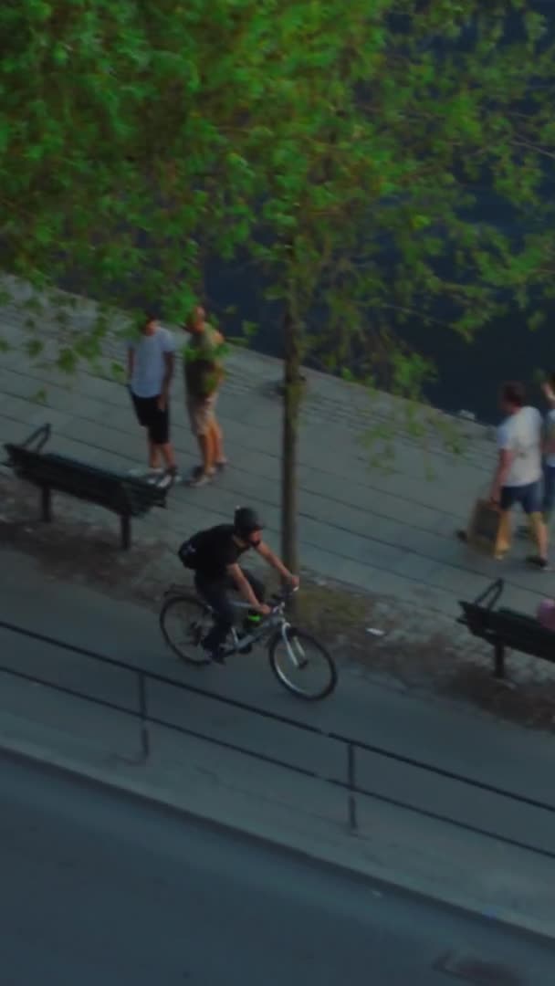 Panning Aérea Tiro Homem Bicicleta Longo Costa Estocolmo Suécia Com — Vídeo de Stock
