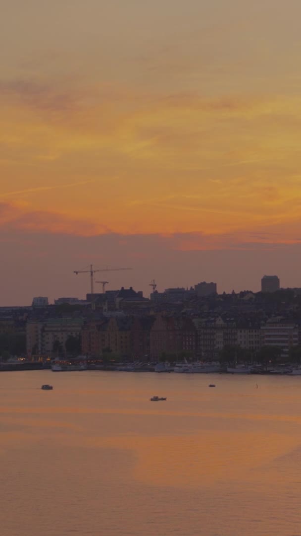 Аэросъемка Залива Стокгольме Швеция Лодками Воде Город Некоторыми Строительными Кранами — стоковое видео