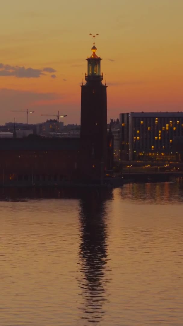 ストックホルム市内のベイで撮影された空中夕日と背景にある交通 — ストック動画