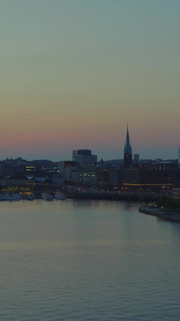 瑞典斯德哥尔摩湾的一个朝内放大的夕阳西下 费利士人停泊在那里 交通繁忙 城市人烟稀少 垂直方向 — 图库视频影像