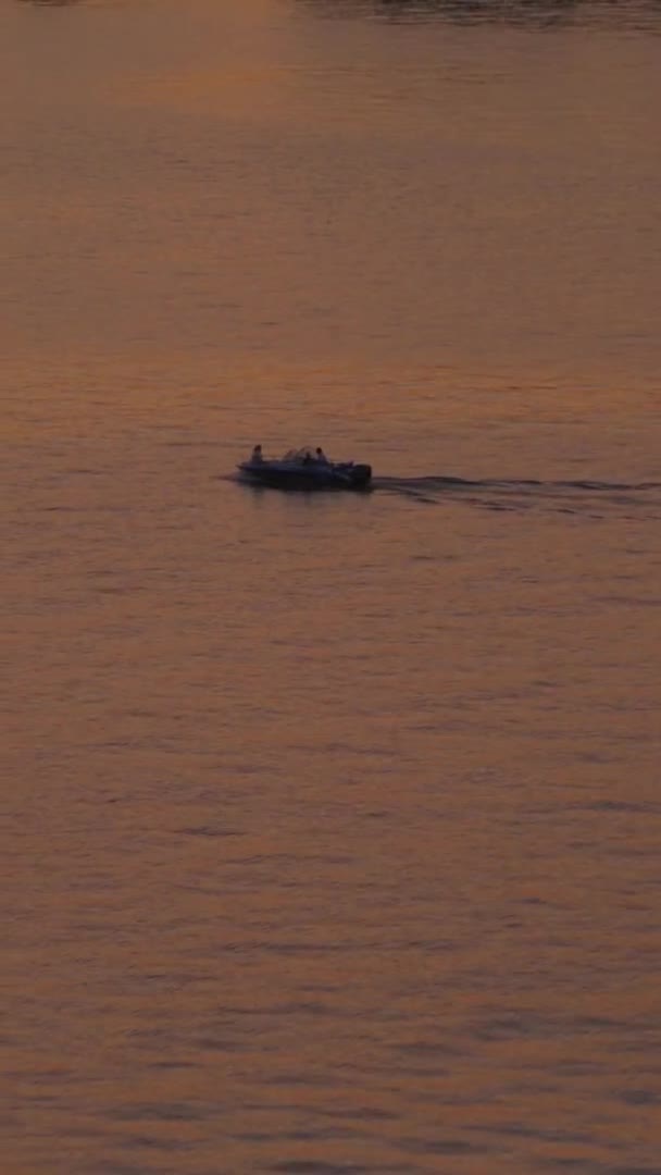 Erial Panning Shot Speedboat Slowly Moving Thought Water Bay Stockholm — 비디오