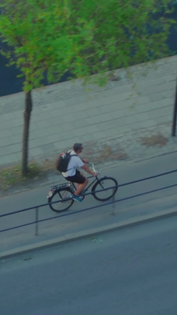 Panning Aérea Tiro Homem Bicicleta Longo Costa Estocolmo Suécia Com — Vídeo de Stock