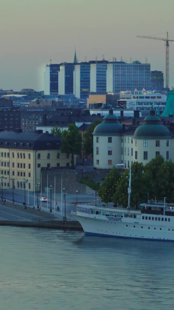 Letecký Západ Slunce Shot Big Boat Kotvící Molu Lidmi Chodící — Stock video