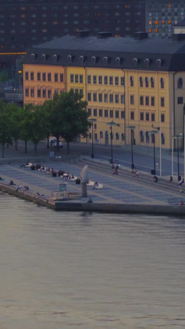 Воздушный Выстрел Людей Сидящих Набережной Рекреационной Зоны Люди Сидят Скамейках — стоковое видео
