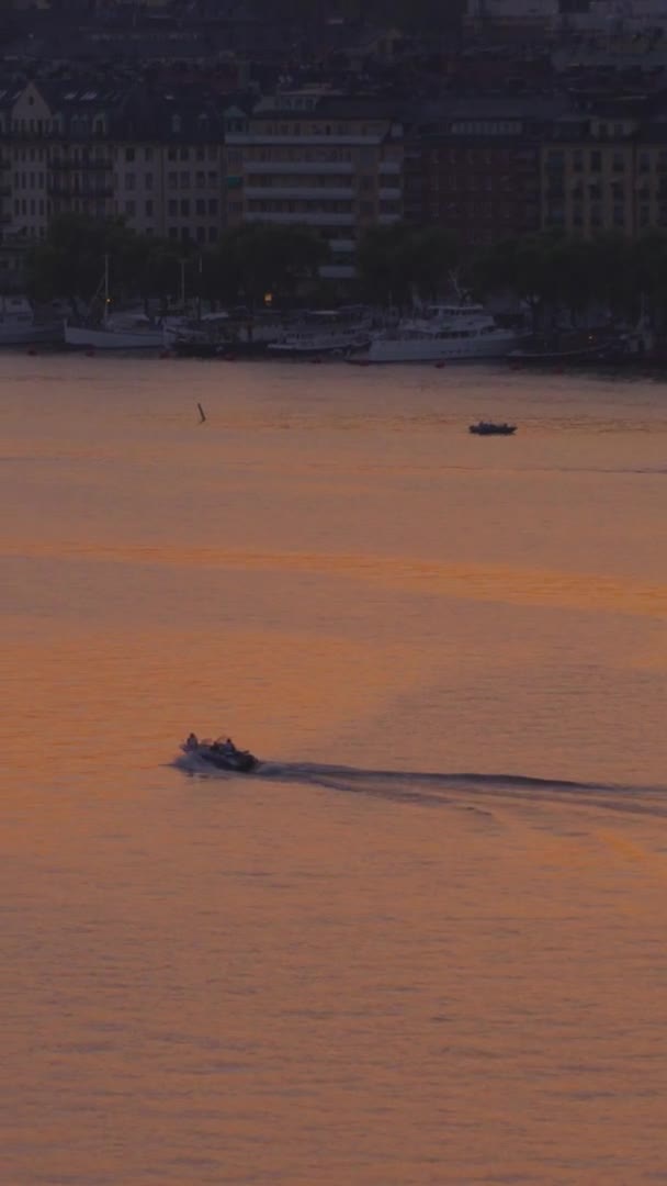 Een Antenne Panning Shot Bay Stockholm Zweden Waar Een Speedboot — Stockvideo