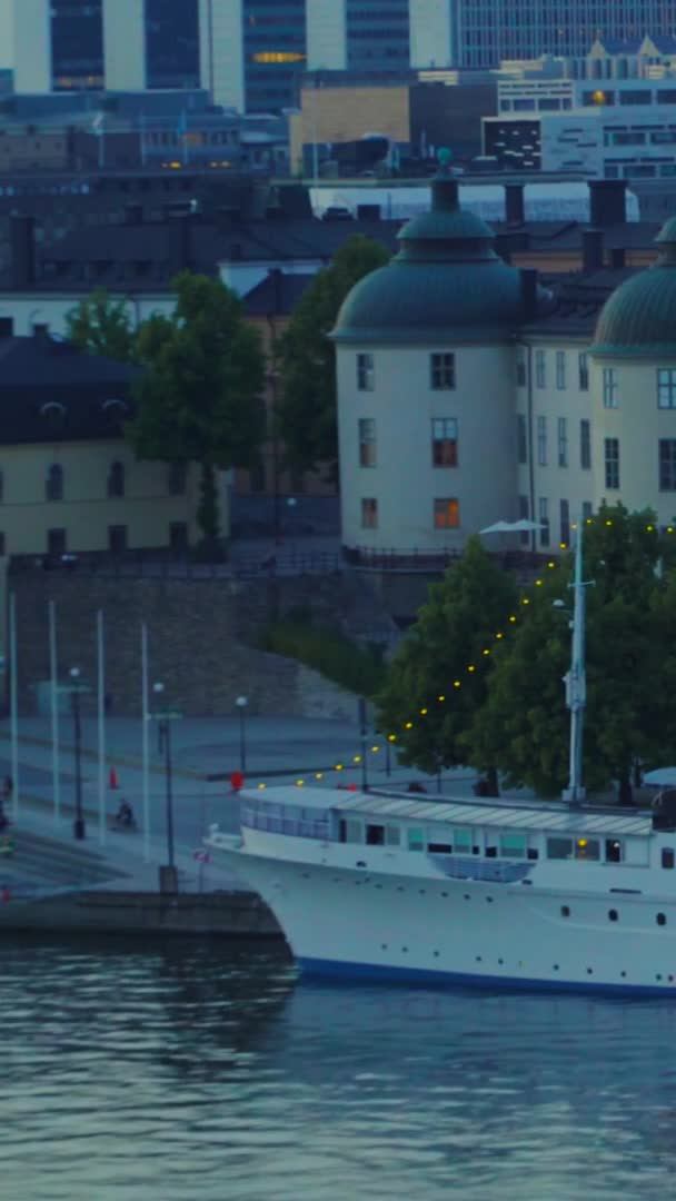 停靠在码头上的一艘大船的空中射击 船尾有行人行走和城镇 垂直方向 — 图库视频影像