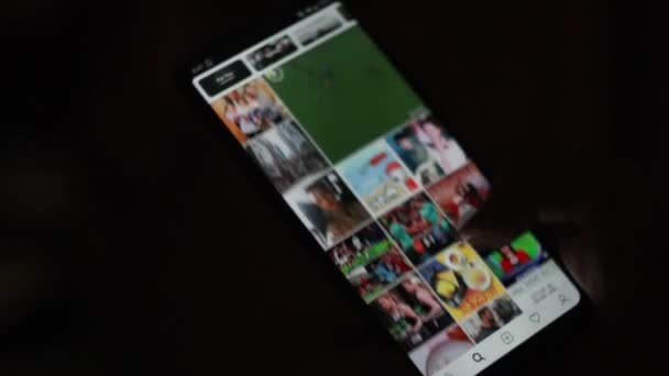 Scorrendo Instagram Scoprire Utilizzando Uno Smart Phone Android Buio Con — Video Stock