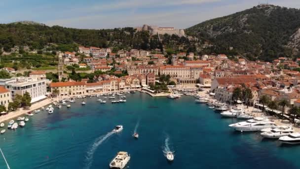 Drone Beelden Van Hvar Kroatië Jachthaven — Stockvideo