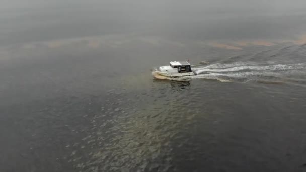 Siguiente Pequeño Barco Que Cruza Ver Parte — Vídeos de Stock