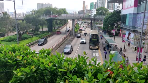 人们在日落的时候乘公共汽车 相机用千斤顶向公路和天空望去 在香港九龙被枪杀 — 图库视频影像