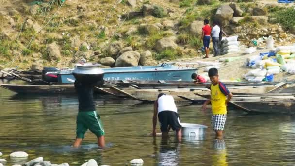 Παιδιά Που Πλένουν Μεταλλικές Μπανιέρες Στον Ποταμό Piyain Jaflong Στο — Αρχείο Βίντεο