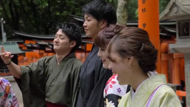 Японская Группа Кимоно Фотографируется Киото Япония — стоковое видео