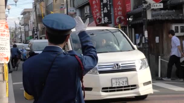日本富塞纳里附近京都街上的交通管制警官 — 图库视频影像