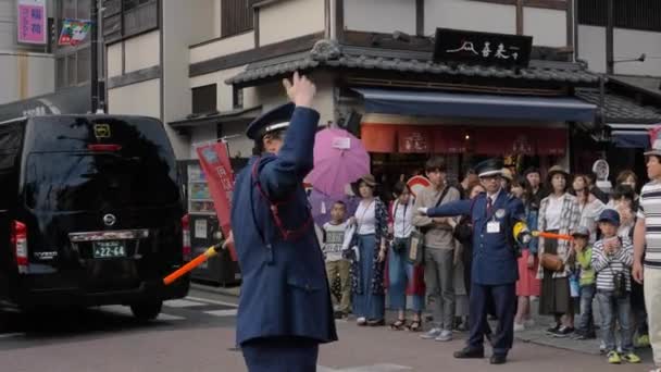 Policista Pomáhá Chodci Přejít Ulici Poblíž Fušimi Inari Kjóto Japonsko — Stock video