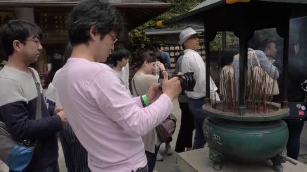 Uomo Che Scatta Foto Bastoncini Incenso Padiglione Oro Kinkaku Kyoto — Video Stock