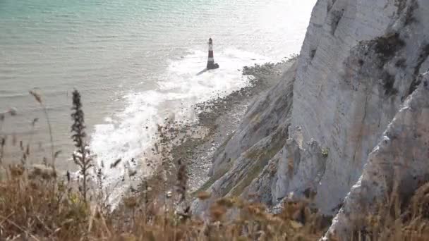 英国2018年7月 在悬崖顶上看到的海滩头灯塔 — 图库视频影像