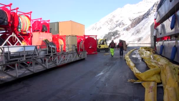 Vor Der Küste Barge Schwere Maschinen Arbeiter Mit Harten Hüten — Stockvideo