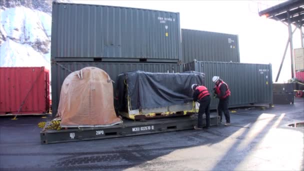 Vor Der Küste Barge Schwere Maschinen Arbeiter Mit Harten Hüten — Stockvideo