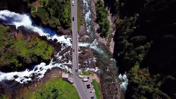 ノルウェーのOdda近くの橋を渡って運転する車 — ストック動画