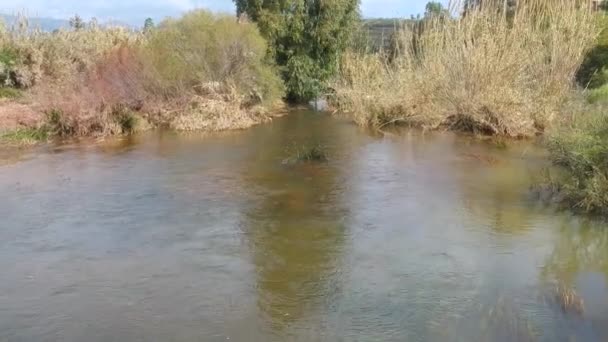 Rocky Man Gemaakt Waterval Overspannen Een Rivier Zuid Europa Tijdens — Stockvideo