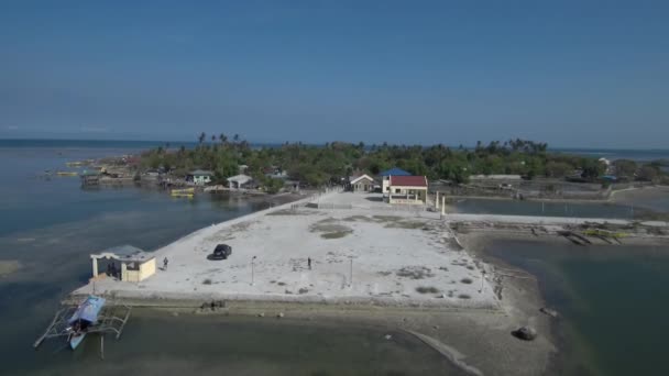 Aerial Drone Nagranie Przybrzeżnej Wioski Rybackiej Której Łodzie Dokują Wybrzeżu — Wideo stockowe