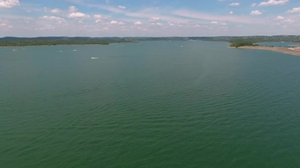 このバッチは MoのブランソンにあるTable Rock Lake Damのすべての4K Arialフッテージです この映像は 美しい空 素晴らしい水 たくさんの水工芸品 — ストック動画